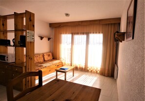 36-inch flat-screen TV with digital channels, TV - Frontera Blanca 3000 Apts (Pas de la Casa)