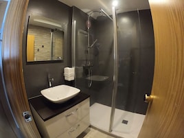 Superior Studio 4 guests | Bathroom | Combined shower/tub, deep soaking tub, free toiletries, hair dryer