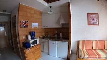 Classico Studio 4 guests | Private kitchen | Full-sized fridge, microwave, stovetop, dishwasher