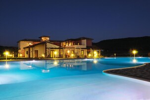 Outdoor pool, pool umbrellas, sun loungers