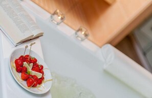 Un plateau avec des fraises et un livre, posés sur une table.