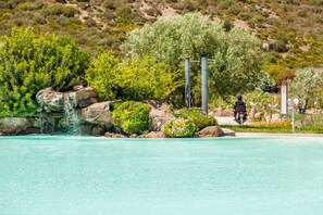 Outdoor pool, pool umbrellas, sun loungers - Hotel Sa Cheya Relais & Spa (Alghero)