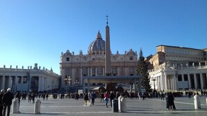 A large open plaza with a prominent obelisk and a grand building with a dome and statues. - Lunaria Suites Rome (Rome)