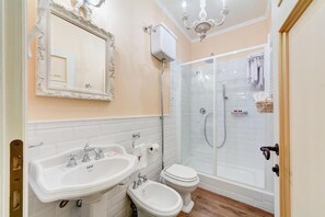 Dusche, Regendusche, Designer-Toilettenartikel, Haartrockner