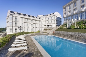 Outdoor pool, pool umbrellas, sun loungers - Hotel Suances (Suances)