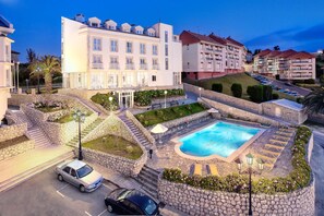 Outdoor pool, pool umbrellas, sun loungers - Hotel Suances (Suances)