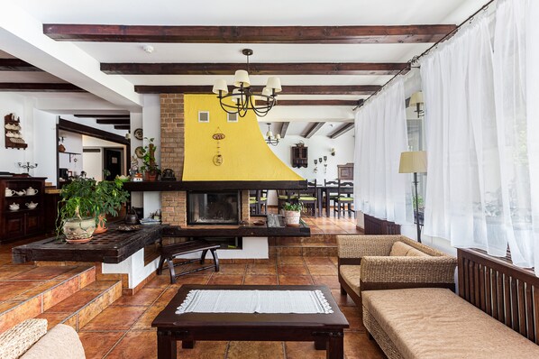 81-cm TV with cable channels