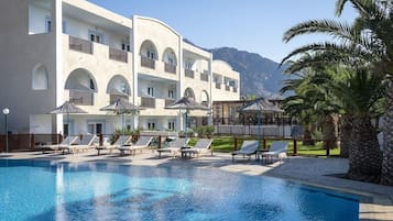 Utendørsbasseng, bassengparasoller og solsenger