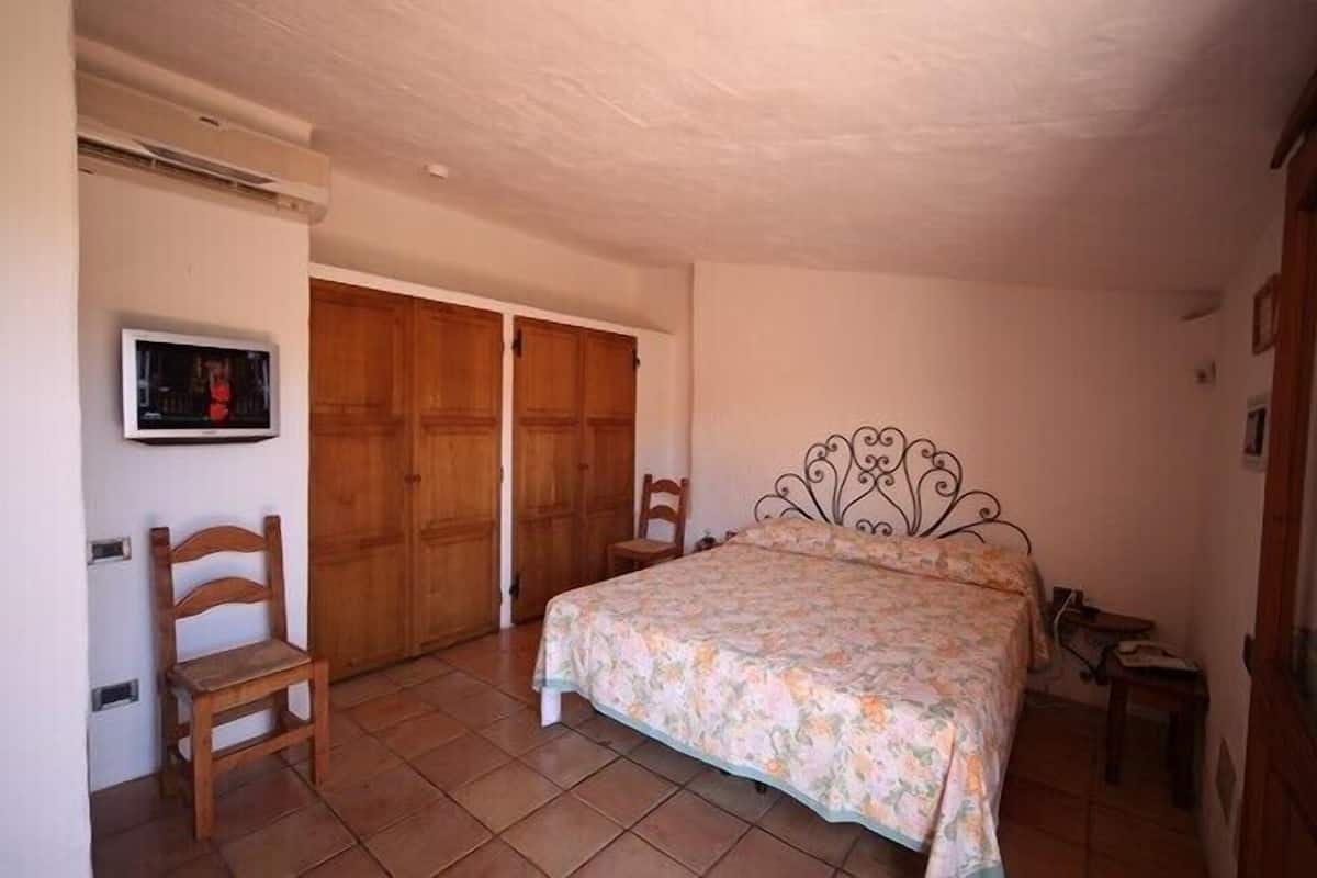 Caja de seguridad en la habitación y espacio para trabajar con laptop