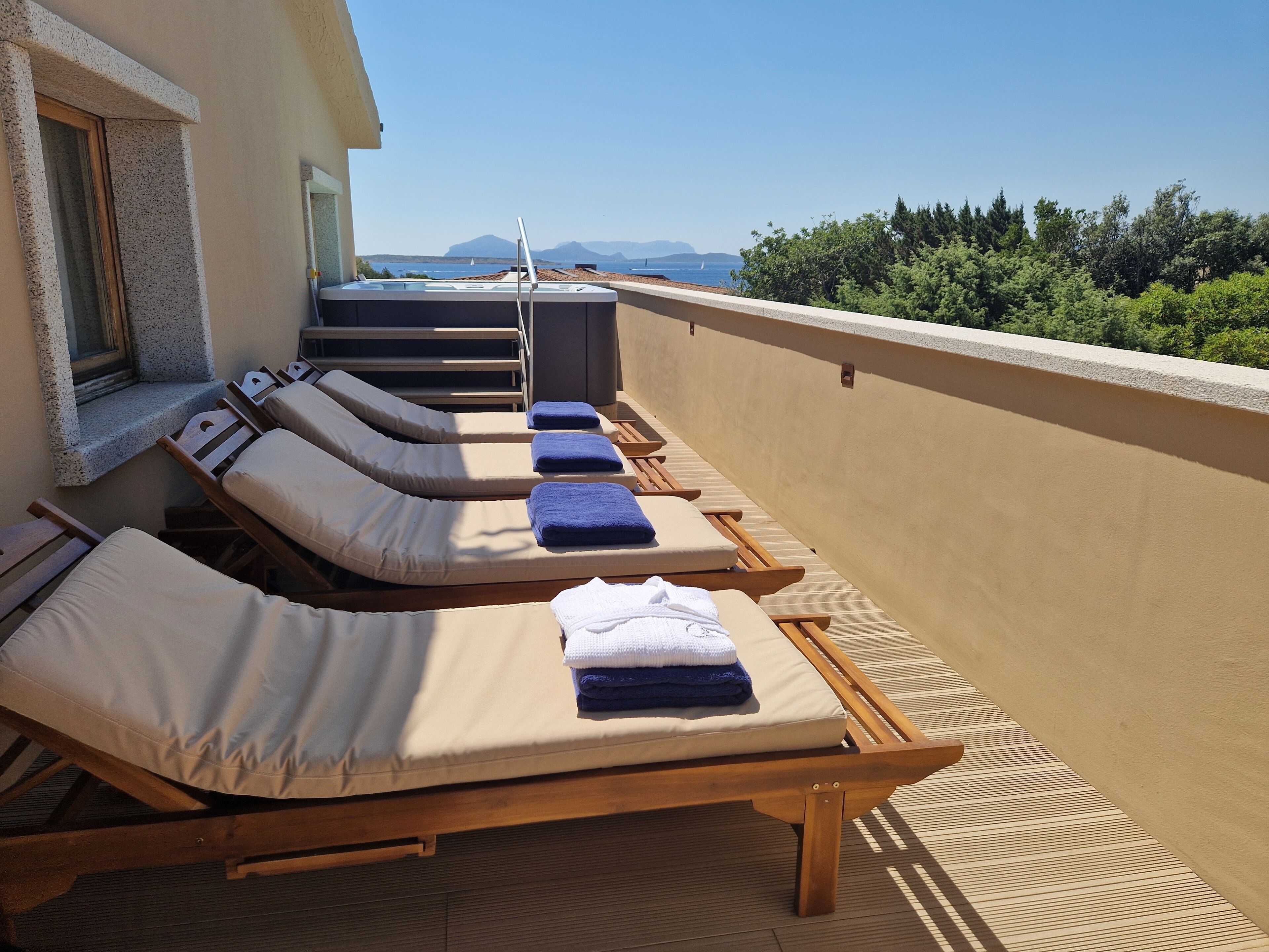 Appartement Deluxe, 2 chambres, 2 salles de bains, vue mer | Terrasse/Patio