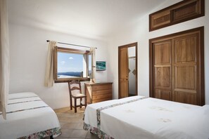 Caja de seguridad en la habitación y espacio para trabajar con laptop 