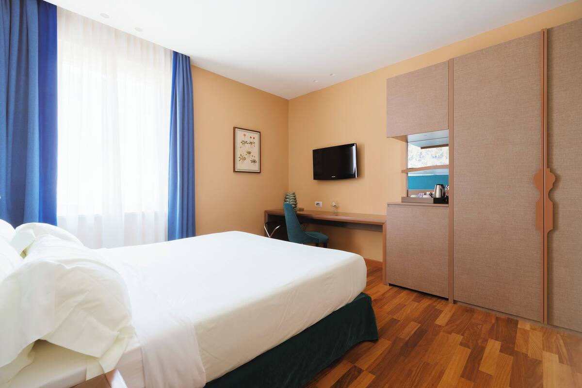 Deluxe Room | Minibar, in-room safe, desk, laptop workspace