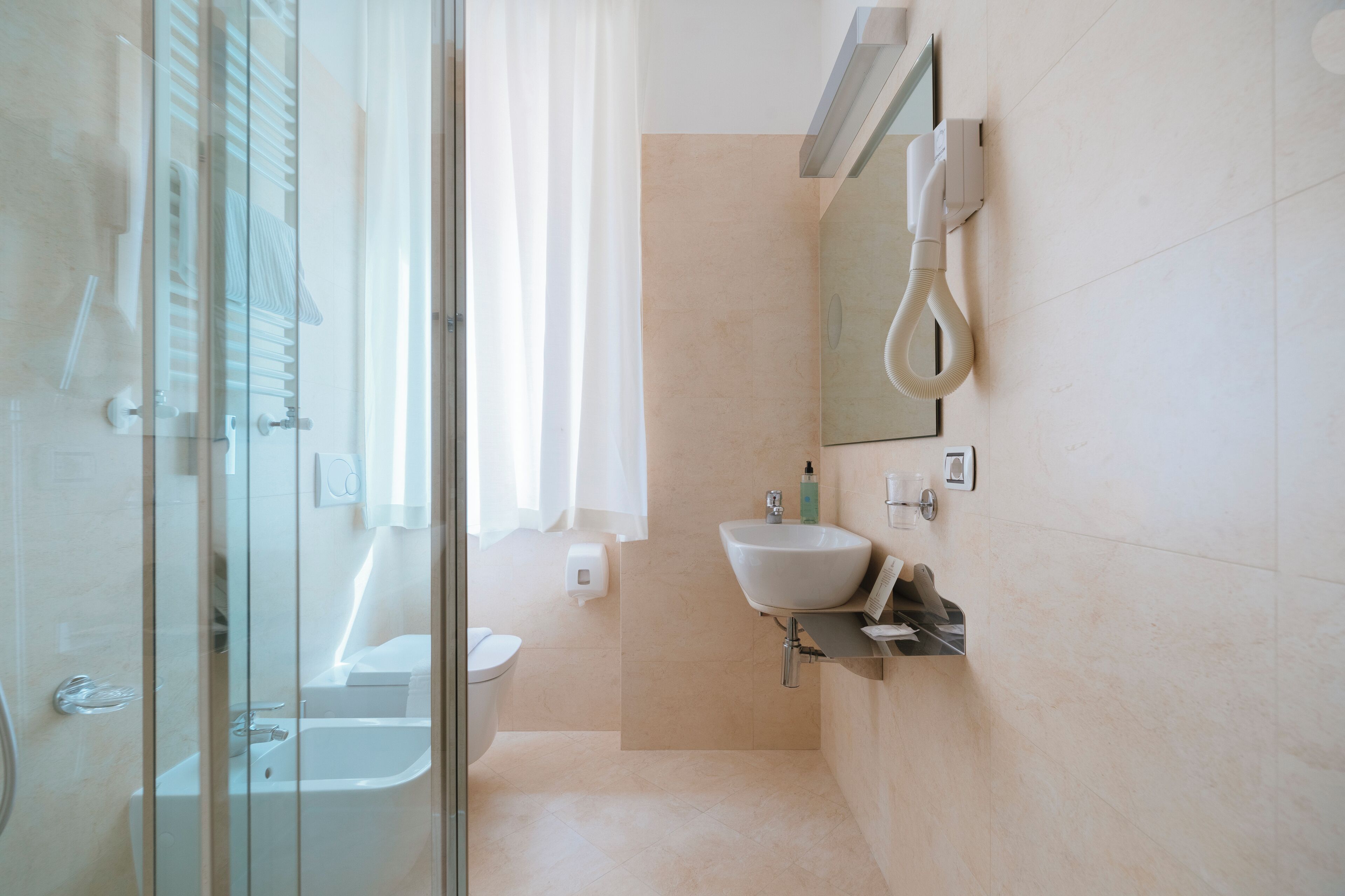 basic single room | bathroom | free toiletries, hair dryer, bidet, towels