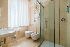 Comfort kamer | Badkamer | Gratis toiletartikelen, een haardroger, een bidet, handdoeken