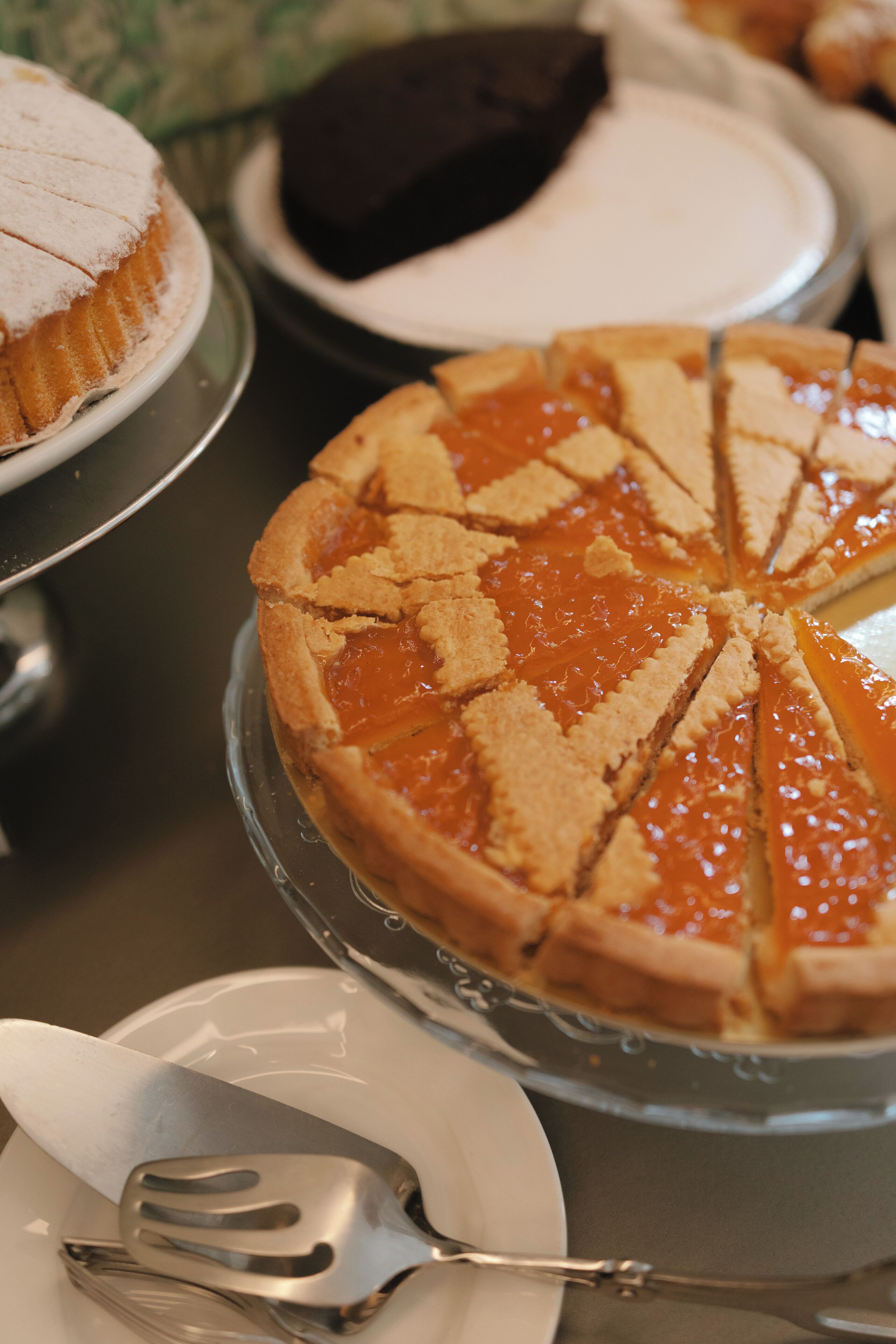 Tarta de frutas con costrillo sobre un plato de vidrio.