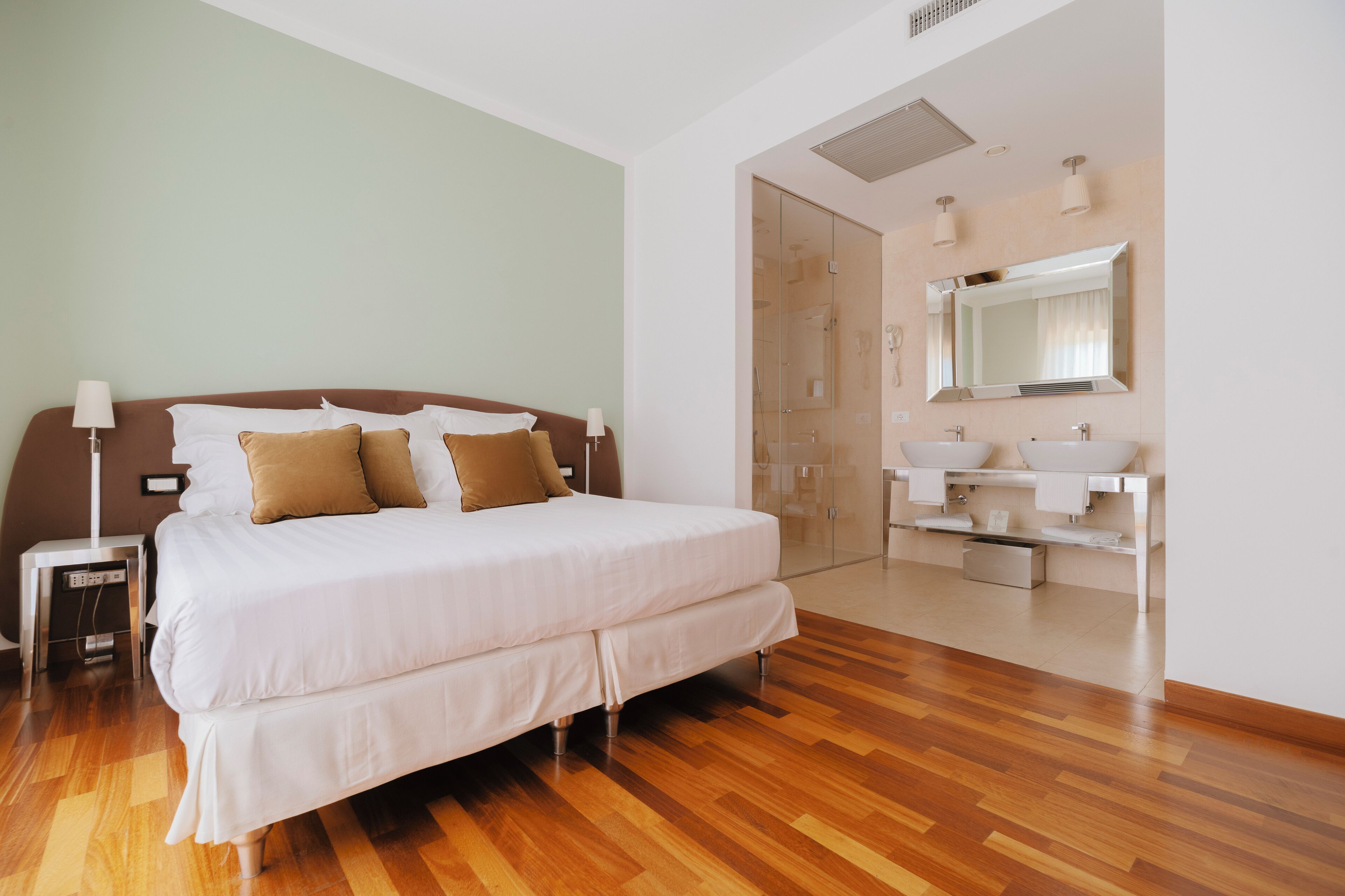 junior suite | 1 bedroom, minibar, in-room safe, desk