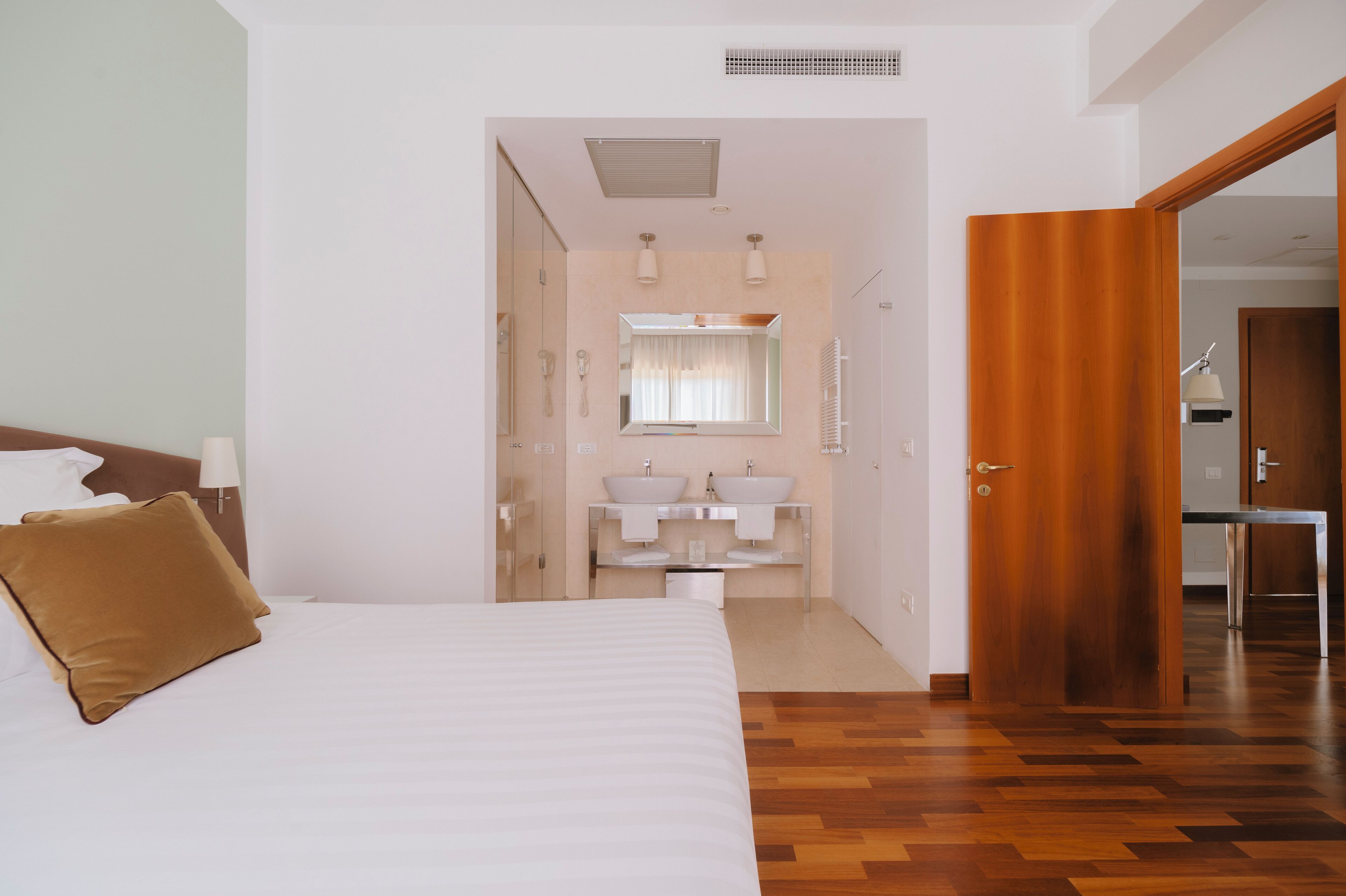 junior suite | 1 bedroom, minibar, in-room safe, desk