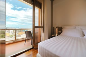Quarto superior, 1 cama de casal | 1 quarto, frigobar, cofres nos quartos, escrivaninha