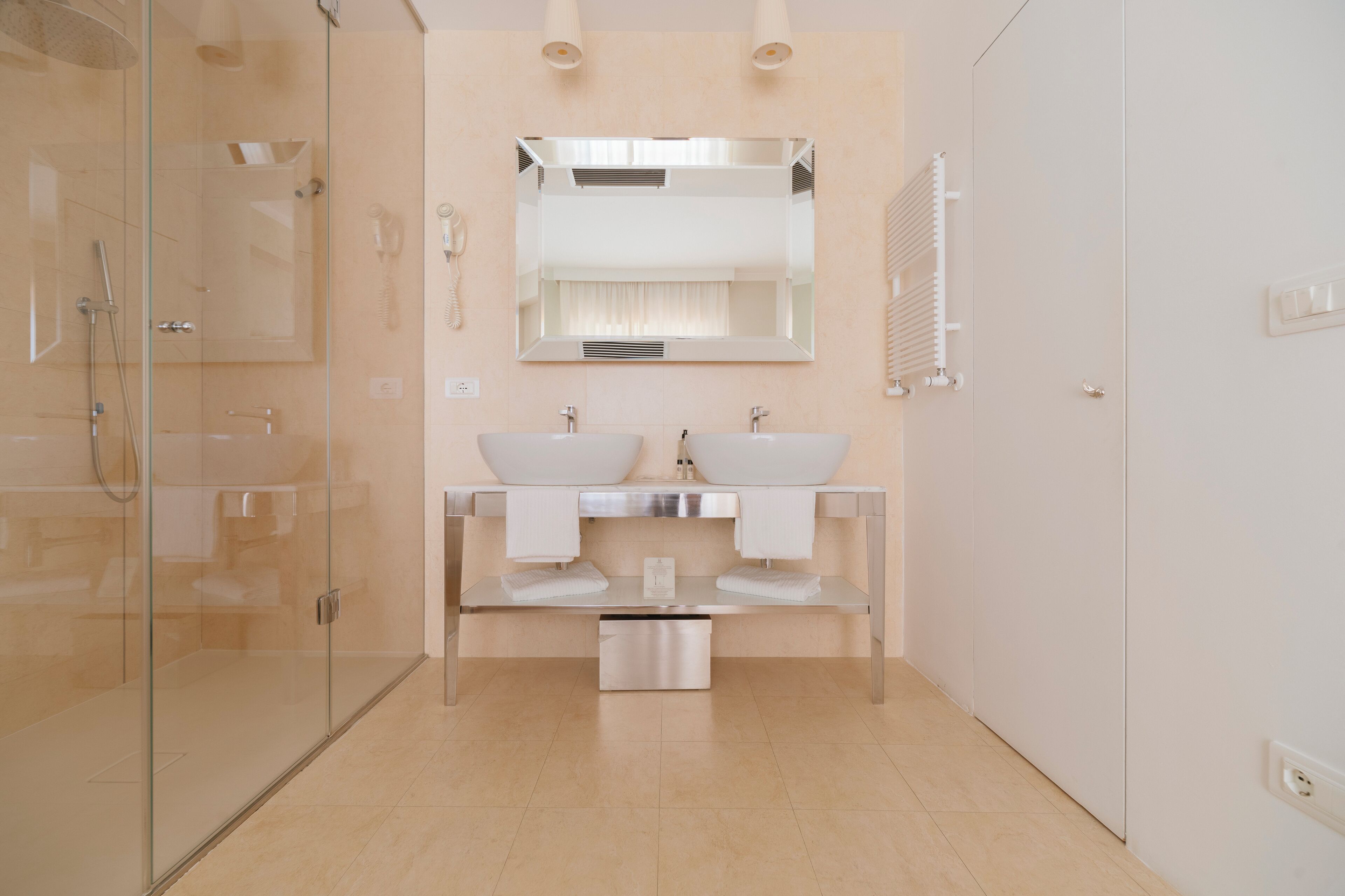 junior suite | bathroom | free toiletries, hair dryer, bidet, towels