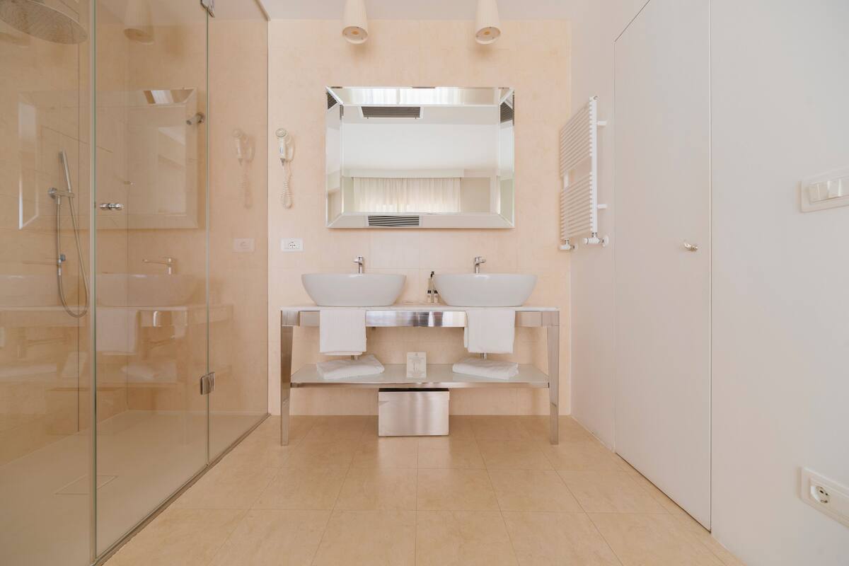 junior suite | bathroom | free toiletries, hair dryer, bidet, towels