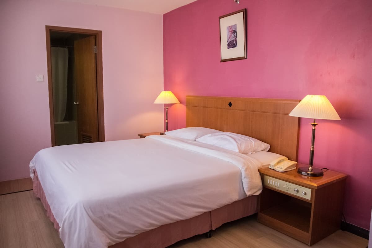 Junior  Suite | Desk, WiFi (free), bed sheets