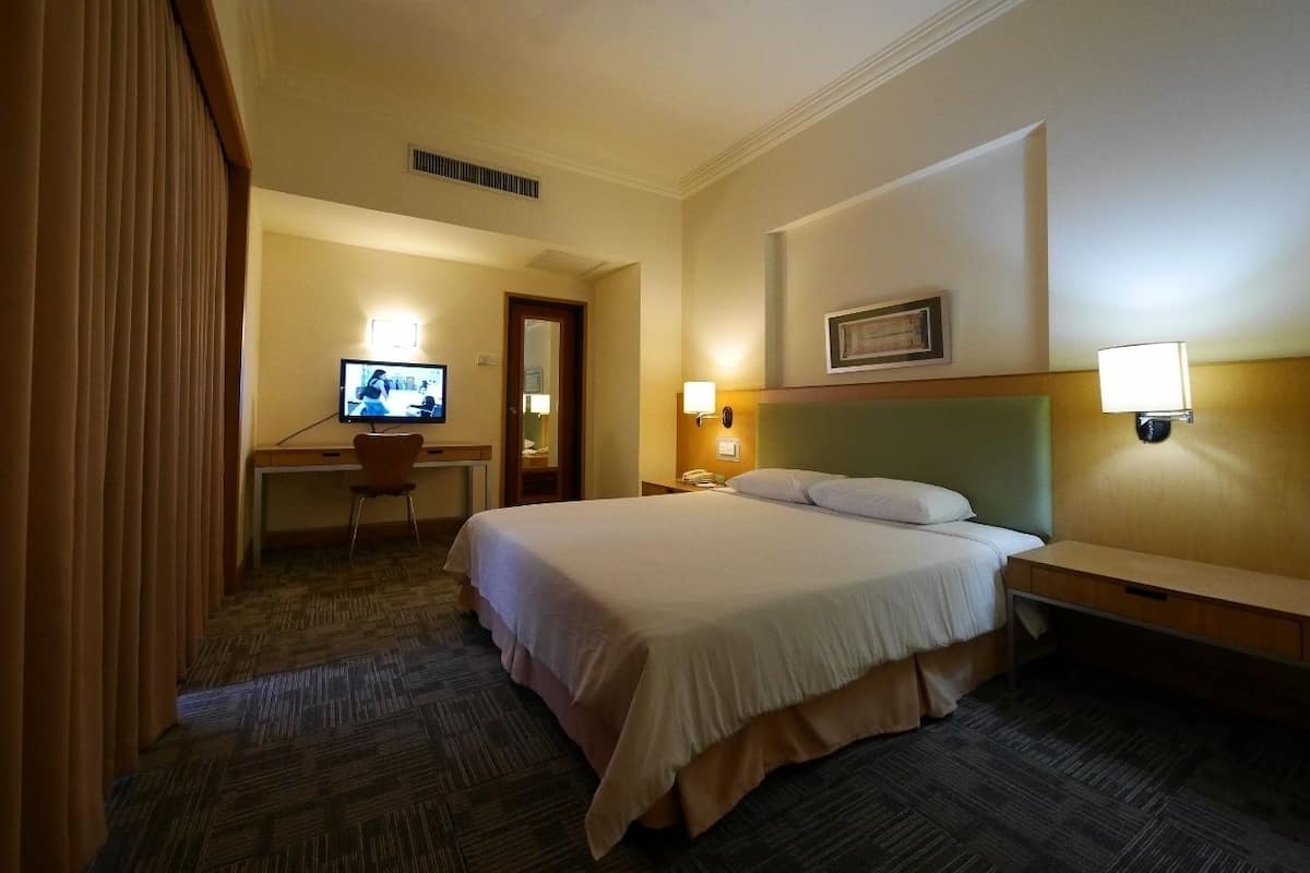Executive Suite, 1 Bedroom | Desk, WiFi (free), bed sheets