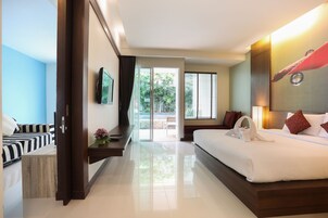 Pool Access Family Suite | Minibar, in-room safe, desk, blackout drapes