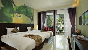 Een hotelkamer met een groot bed, een bureau en uitzicht op de omgeving.