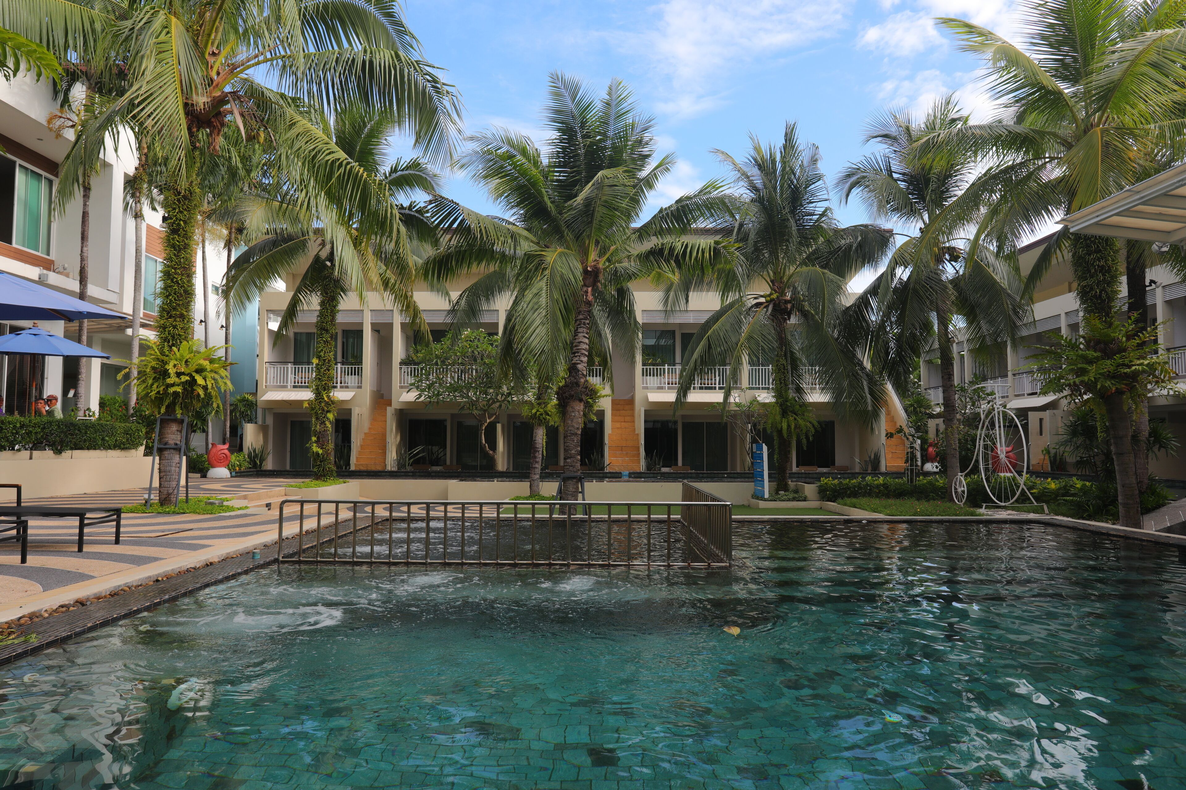 Breakfast, lunch and dinner served