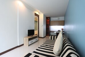 Pool Access Family Suite | Spiseområde på rommet