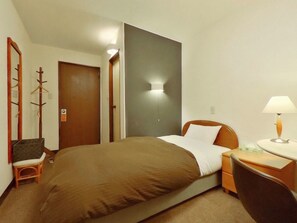 Luxe beddengoed, een bureau, een laptopwerkplek