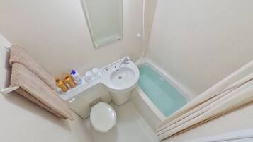 Premier Room | Bathroom | Combined shower/tub, free toiletries, hair dryer, bathrobes