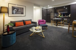 Ropa de cama de alta calidad y minibar 