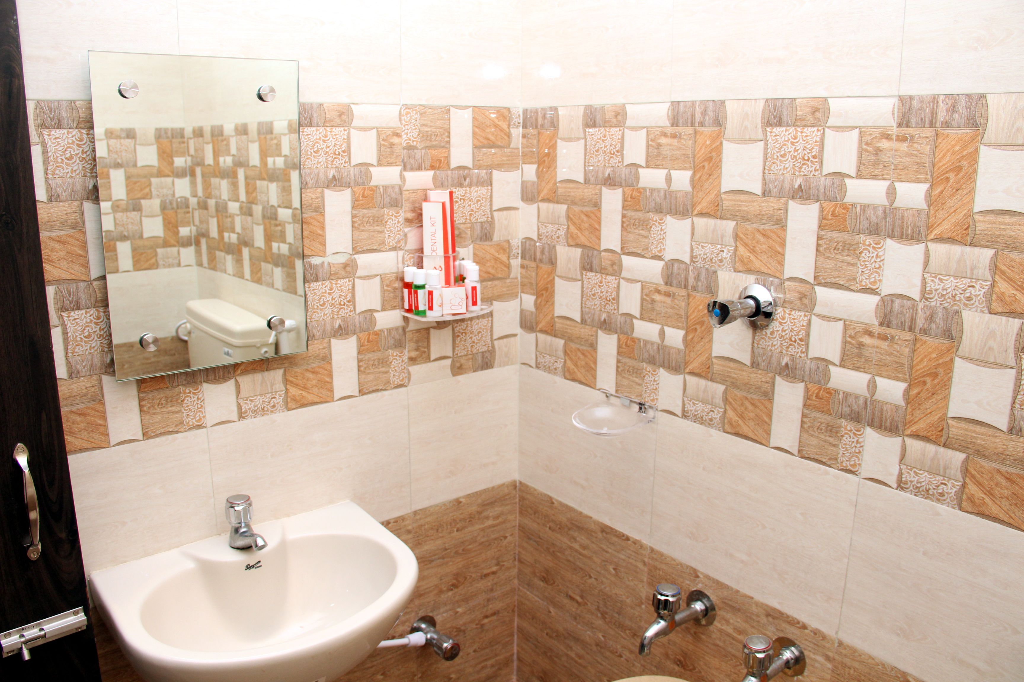 Shower, free toiletries, towels