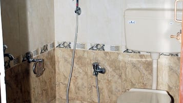 Shower, free toiletries, towels