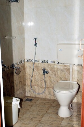 Douche, articles de toilette gratuits, serviettes fournies