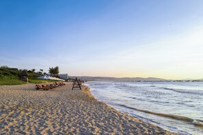 Plage privée, chaise longue, parasol, massage sur la plage