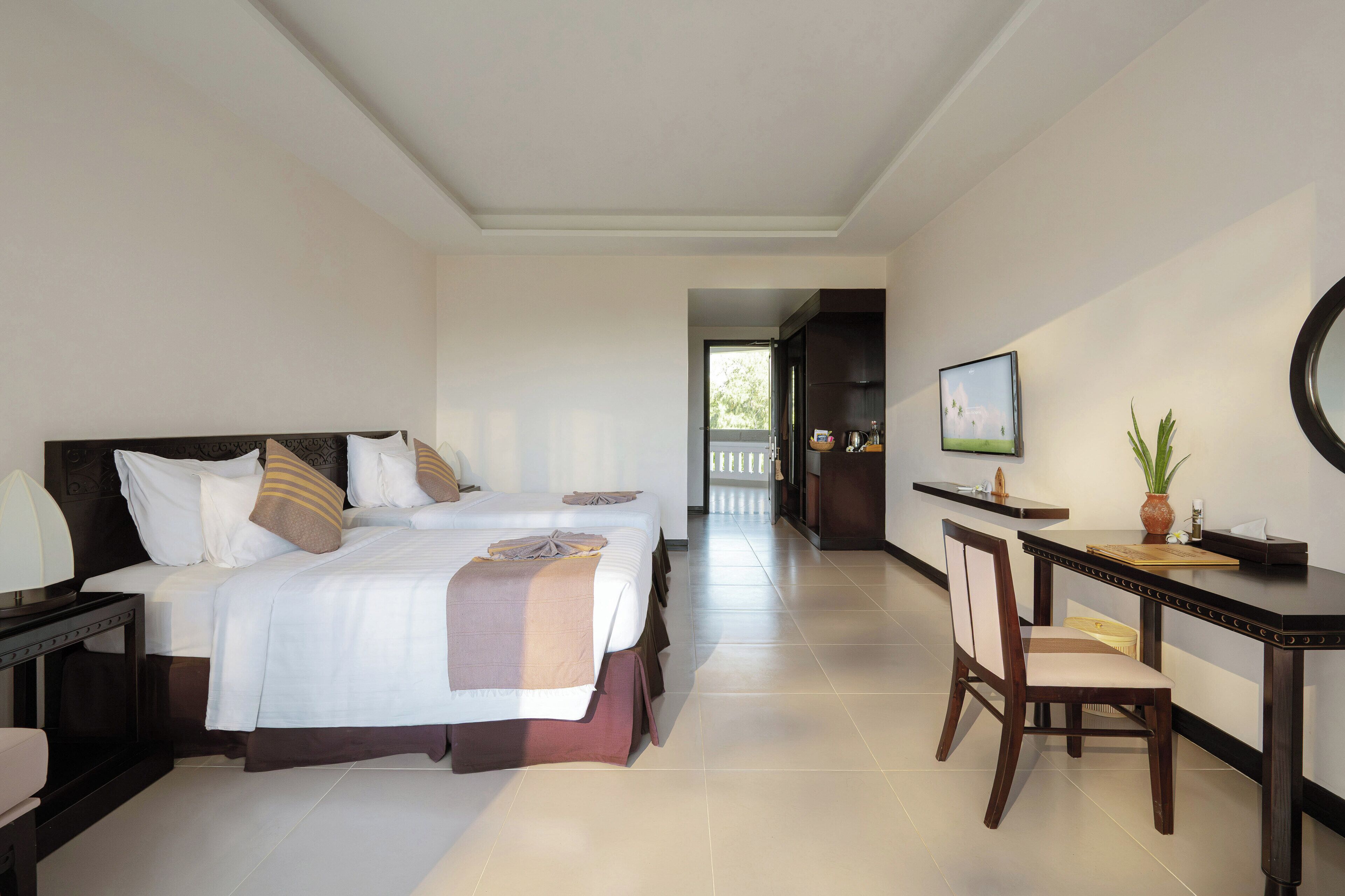 Deluxe Room | 1 bedroom, minibar, in-room safe, desk