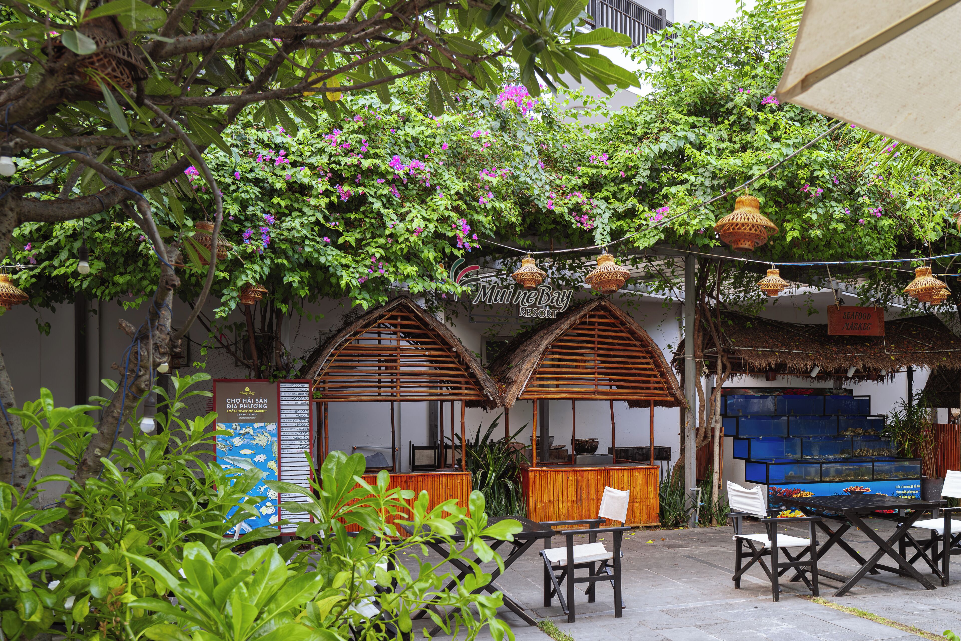 Här finns 2 restauranger som serverar frukost.