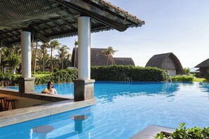 Outdoor pool, pool umbrellas, sun loungers