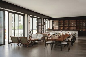 Bar-salon dans le hall