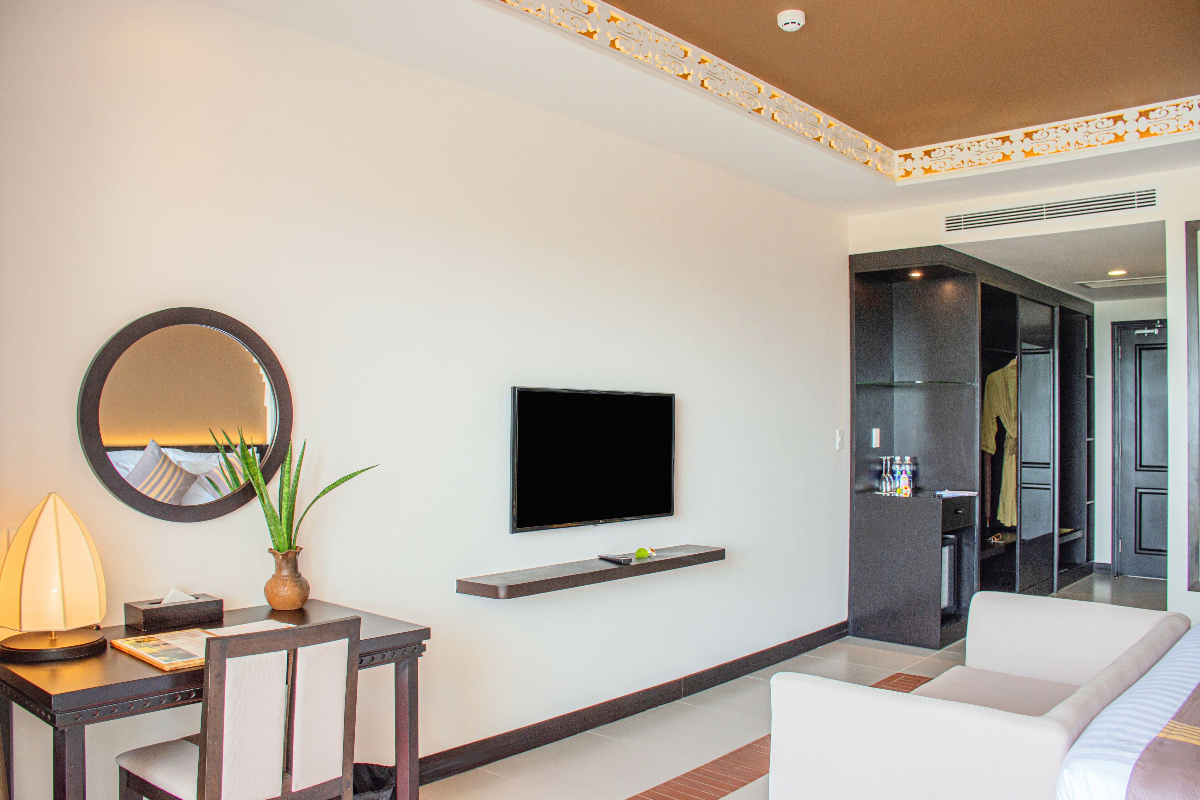 panoramic room, 1 queen bed, sea view | living area | 32-inch lcd tv with satellite channels, tv