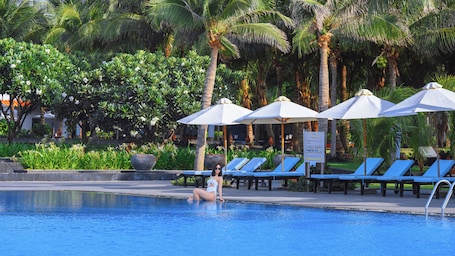 Outdoor pool, pool umbrellas, sun loungers