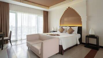 Panorama-Zimmer, 1 Queen-Bett, Meerblick | 1 Schlafzimmer, Minibar, Zimmersafe, Schreibtisch