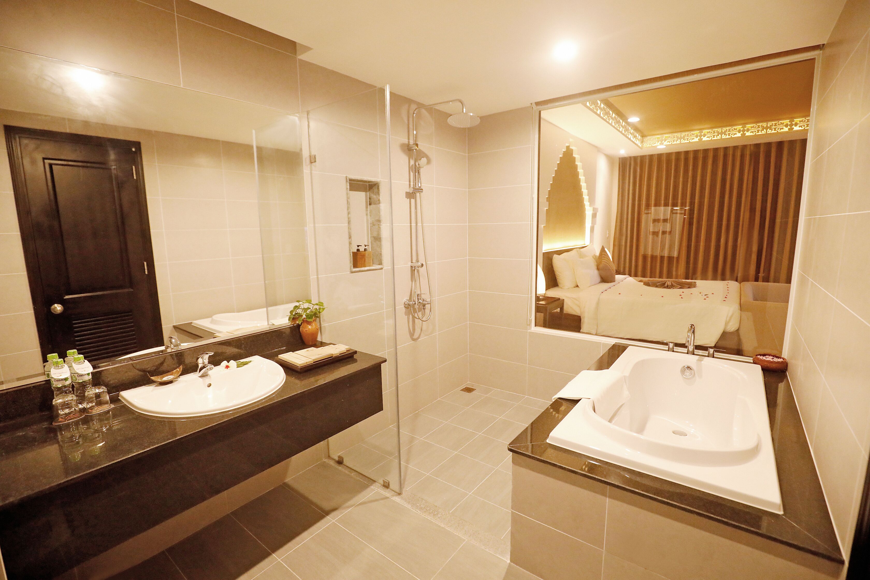 panoramic room, 1 queen bed, sea view | bathroom | free toiletries, hair dryer, bathrobes, slippers