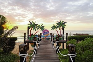 Playa privada, sillas reclinables de playa, sombrillas