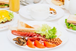 Se ofrece un desayuno a la carta (55 UAH por persona)