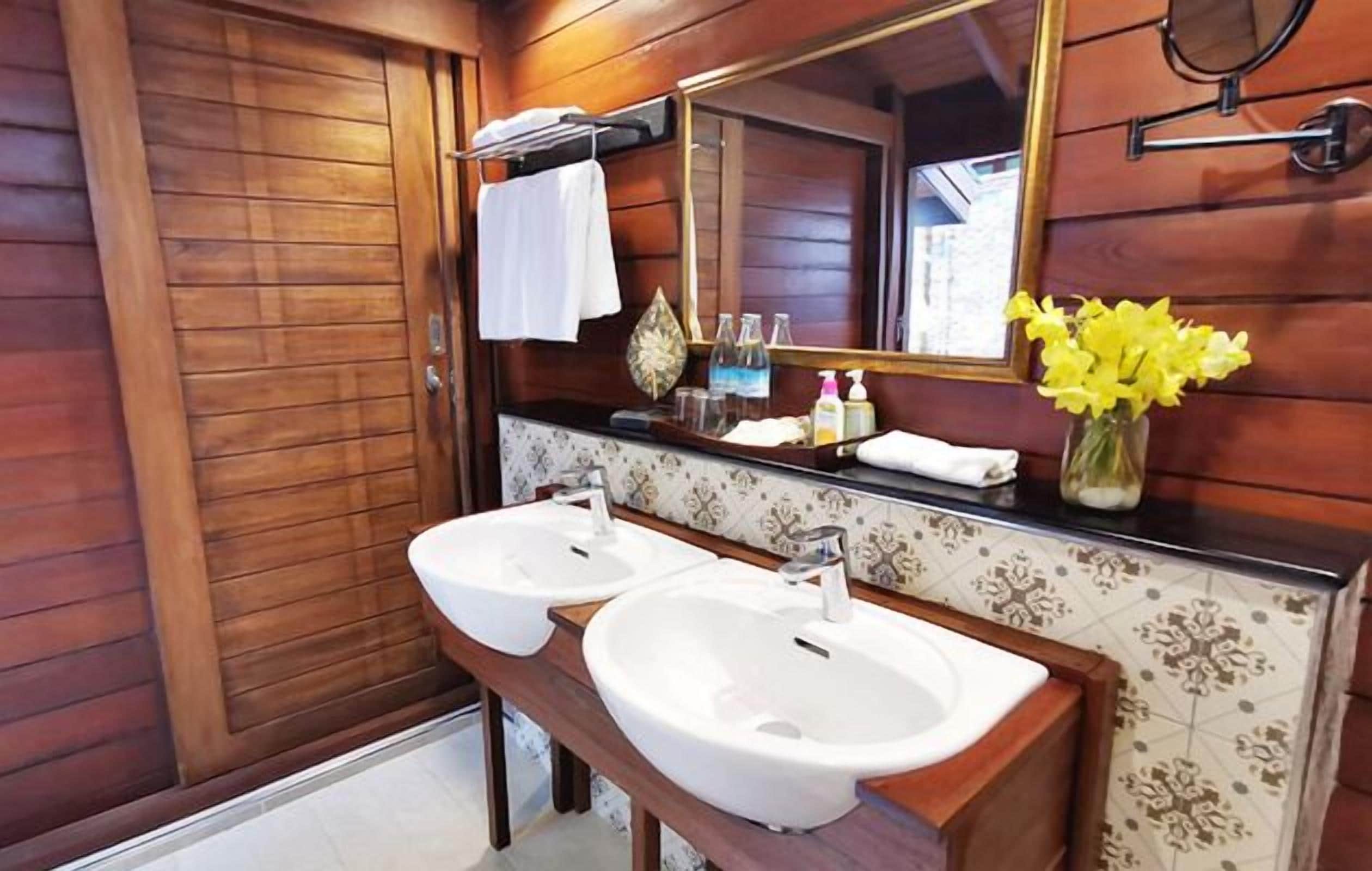 shower, rainfall showerhead, free toiletries, hair dryer