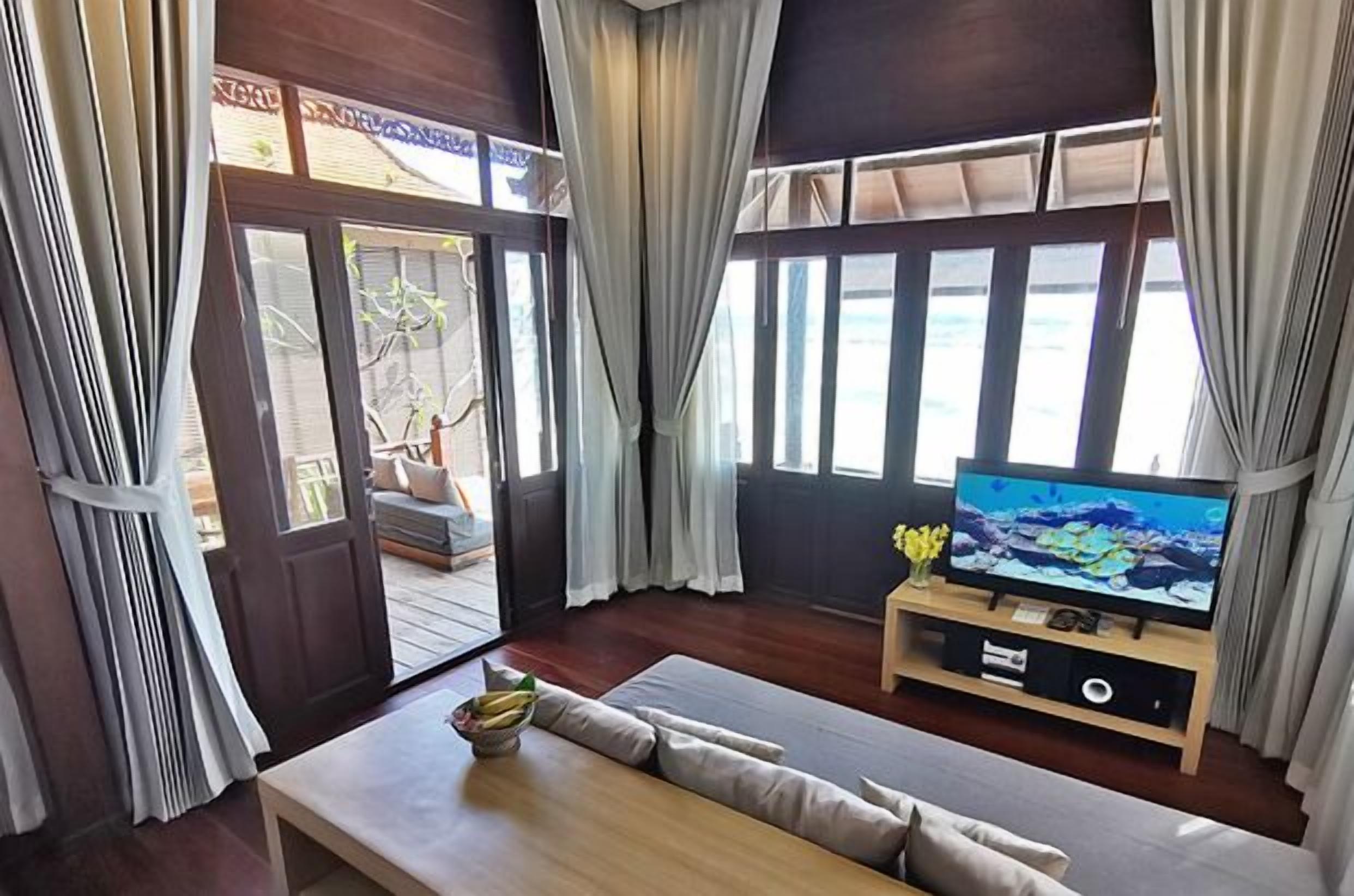 32-inch lcd tv with satellite channels, tv, dvd player