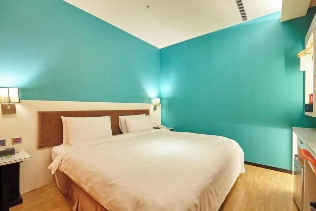1 bedroom, premium bedding, down comforters, pillowtop beds